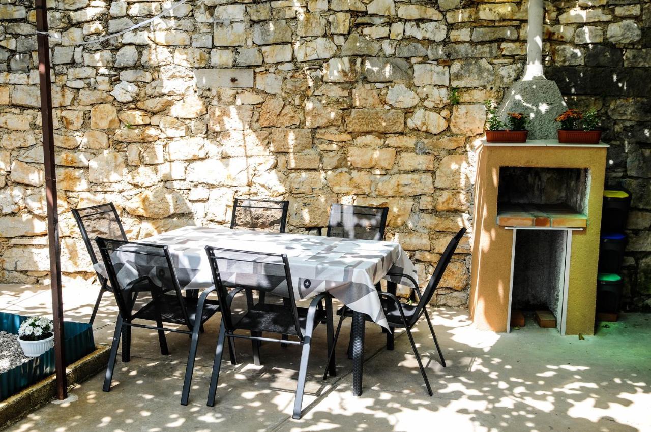 Apartman Gulliver In The Center, 10 Meters From The Sea With Private Parking In Natural Shade Rabac Eksteriør billede
